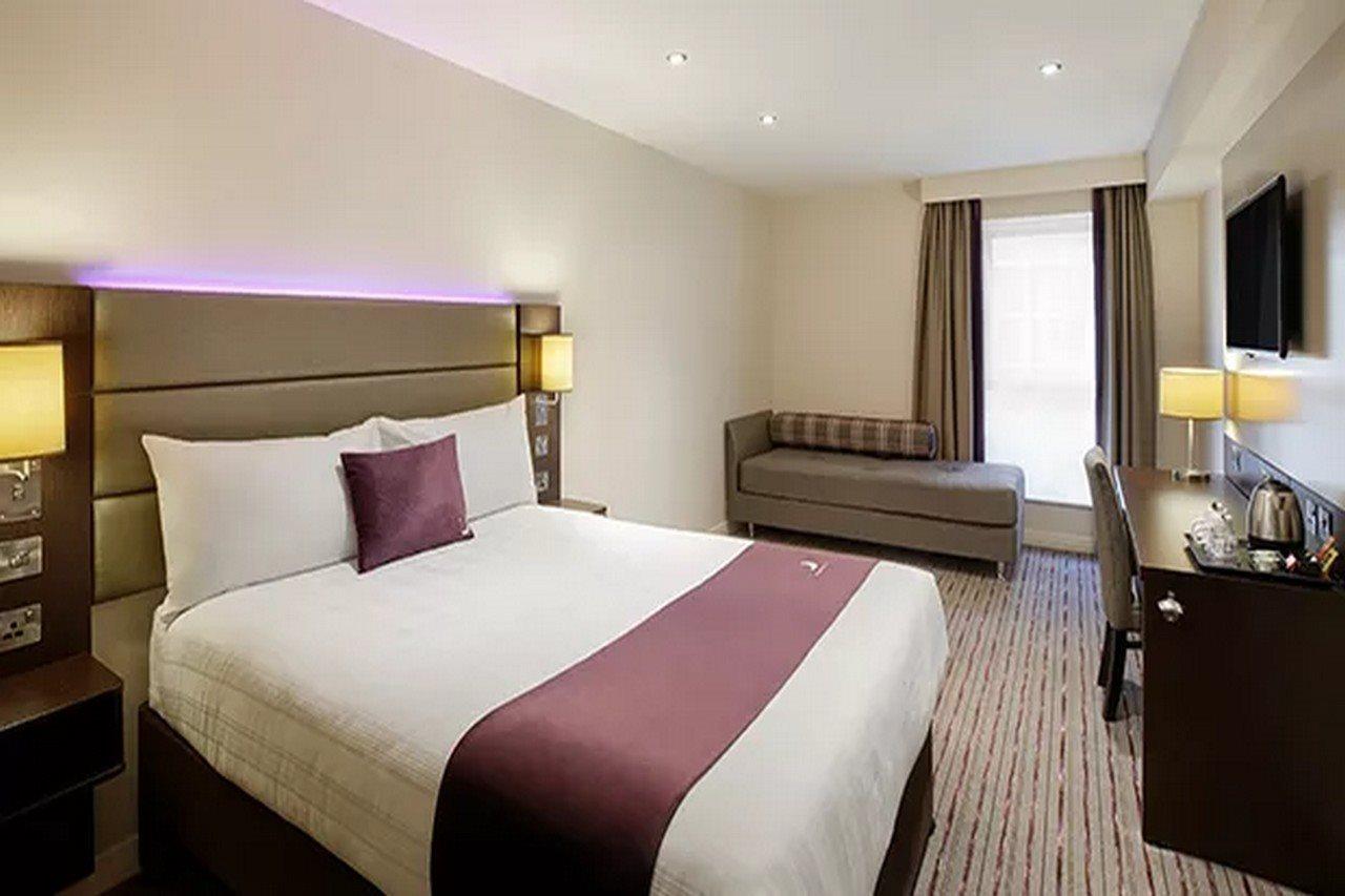Premier Inn Manchester Cheadle  Bagian luar foto