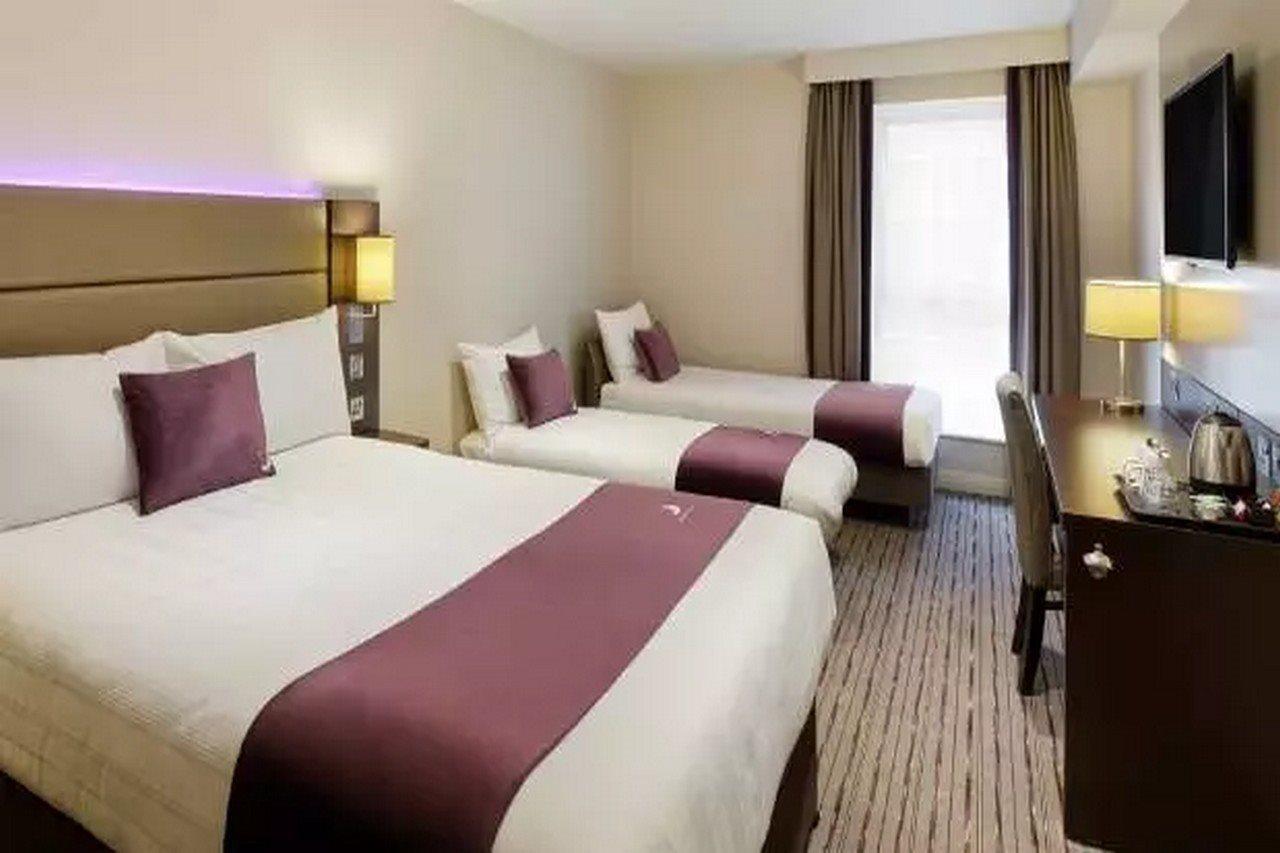 Premier Inn Manchester Cheadle  Bagian luar foto