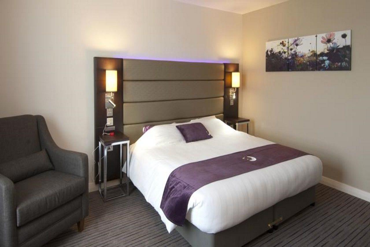 Premier Inn Manchester Cheadle  Bagian luar foto