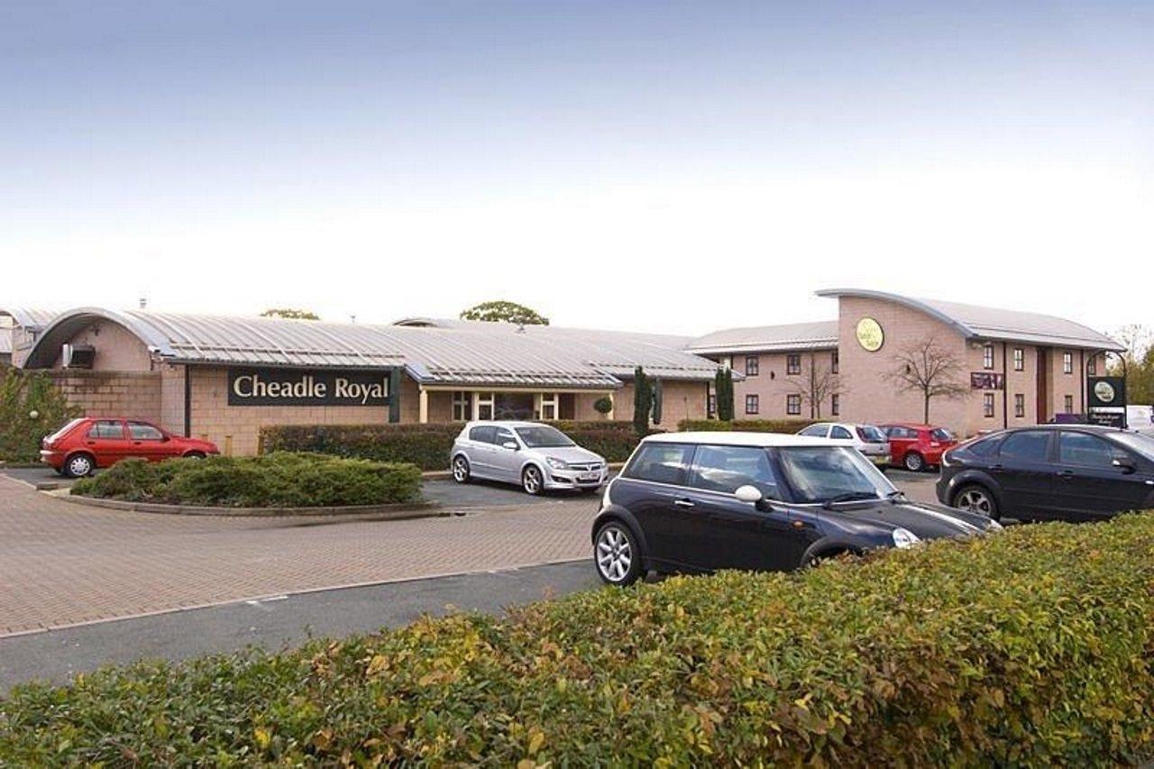 Premier Inn Manchester Cheadle  Bagian luar foto