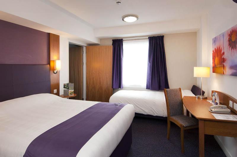 Premier Inn Manchester Cheadle  Bagian luar foto
